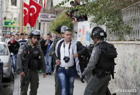 Israeli policemen arrest a Palestinian during clashes in East Jerusalem neighborhood Ras al-Amud, on March 01, 2014. Photo by Saeed Qaq