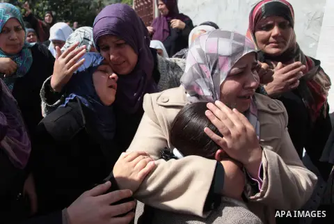 Relatives of Palestinian Kareem Hamad mourn during his funeral at Beit Hanoun on the northern Gaza Strip March 12, 2014. A blast in a second-storey apartment killed Hamad and other two militants belonging to a small Jiha...
