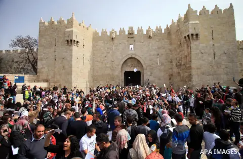 Palestinian activists participate in a reading human chain in Jerusalem's Old City, 16 March 2014. About than 7000 Palestinian activists gathered in the longest reading human chain arround the Old City walls, coincides w...