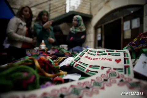 Palestinian women take part in an exhibition of the Palestinian heritage, to the occasion of Mother's Day in Jerusalem old city, on March 18, 2014. Photo by Saeed Qaq
