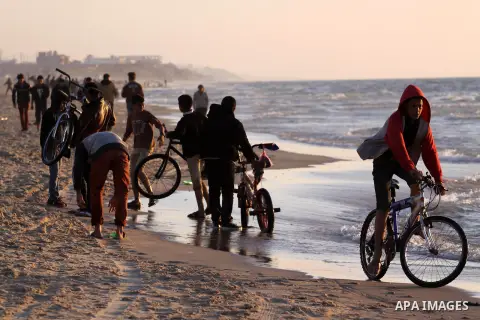 Palestinians enjoy a day a hot weather at the beach of Gaza city, on March 28, 2014. Photo by Mohammed Asad