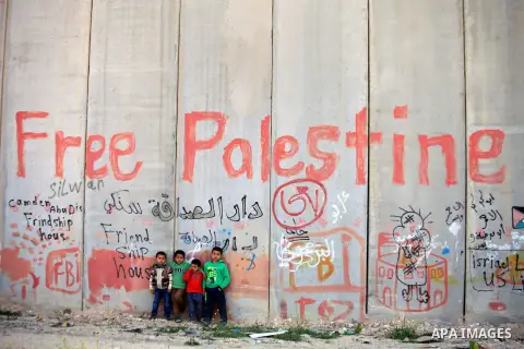 Palestinian children stand in front of Israeli controversial separation barrier, on the Jerusalem side of the east Jerusalem village of Abu Dis, April 03, 2014. Talks between Israeli and Palestinian negotiators are at a...