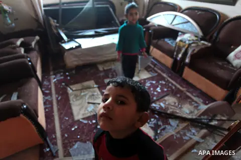 Palestinian children stand at their family's house following an overnight Israeli air strike on a nearby land in the central Gaza Strip April 4, 2014. After Israel called off the planned release of 26 Palestinian prisone...