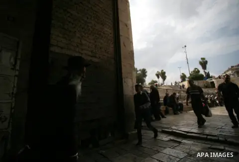 An Ultra-Orthodox Jewish man walks at the Damascus gate in Jerusalem's old city, April 09, 2014. Arab foreign ministers met with Abbas to discuss floundering US-brokered peace talks with Israel ahead of a looming deadlin...