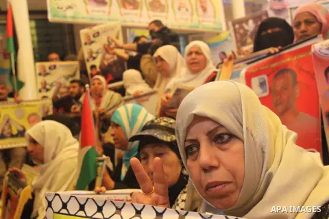 Palestinians take part in a protest demanding the release of their relatives prisoners held in Israeli jails, in front of the Red Cross office in Gaza City, on April 14, 2014. Photo by Mohammed Asad
