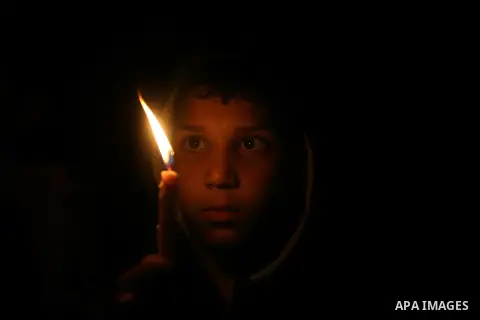 A Palestinian boy holds a candle during a rally marking Palestinian Prisoners' Day in Khan Younis, in the southern Gaza Strip April 17, 2014. Thousands of Palestinians across the West Bank and Gaza rallied in solidarity...