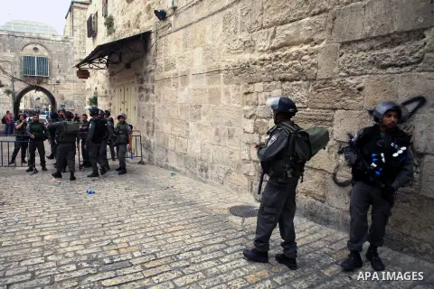 Israeli policemen stand guard as they prevent Palestinians from access to the Al-Aqsa mosque compound in Jerusalem's Old City, April 20, 2014. Dozens of Palestinian worshipers were wounded and 25 were detained after clas...