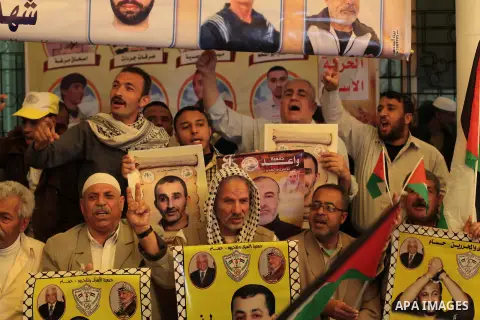 Palestinians take part in a protest demanding the release of their relatives prisoners held in Israeli jails, in front of the Red Cross office in Gaza City, on April 21, 2014. Photo by Ashraf Amra