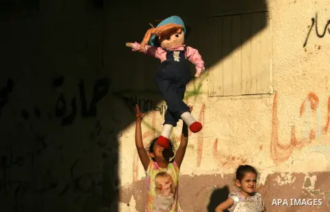 Palestinian girls play outside their family's home at Rafah refugee camp, in the southern Gaza Strip, April 25, 2014. Israel said it was halting negotiations with the Palestinians following their unity deal with the Hama...