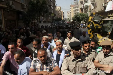 Egyptian army soldiers stand guard in front of the court in Minya, south of Cairo, April 28, 2014. An Egyptian court has recommended the death sentence for the leader of the Muslim Brotherhood and 682 supporters, and han...