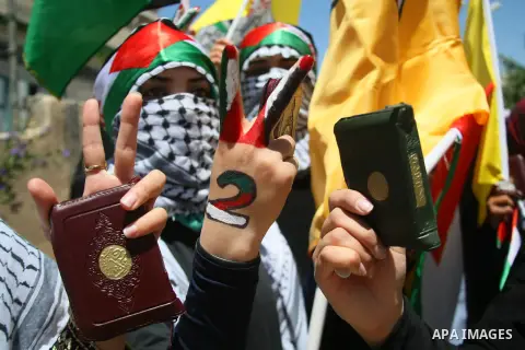 Palestinian students who support the mainstream Fatah organization hold a rally during the party's election campaign at the Palestine Polytechnic University, in the West Bank city of Hebron, 29 April 2014. Hamas spokesma...