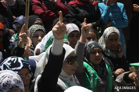 Palestinian mourners participate in the funeral of Ezz Al-Deen Al-Masri, a Palestinian militant from the Islamic Hamas movement, who blew himself up in a suicide bombing at the Israeli restaurant of 'Sbarow' in 2001, dur...