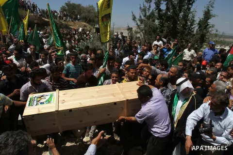 Palestinian mourners carry the coffin of Ezz Al-Deen Al-Masri, a Palestinian militant from the Islamic Hamas movement, who blew himself up in a suicide bombing at the Israeli restaurant of 'Sbarow' in 2001, during his fu...