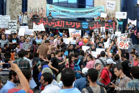 Members of the April 6 movement and liberal activists hold placards and shout slogans during a demonstration outside the Journalists Syndicate, in Cairo on April 30, 2014. The April 6 youth movement has vowed to keep ope...