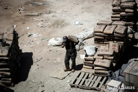 A Palestinian labourer works at the site in Gaza city on May 01, 2014. to mark the International Labor Day. Photo by Ali Jadallah