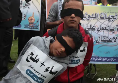 Palestinians take part a protest to solidarity with Palestinian prisoners on hunger strike in Israeli jails, in Deir Al Balah, central Gaza Strip, on May 08, 2014. Photo by Ashraf Amra