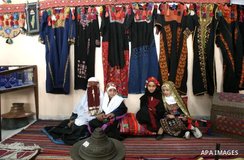 Palestinians take part in a folklore exhibition, in Rafah in the southern Gaza Strip, May 19, 2014. Photo by Eyad Al Baba