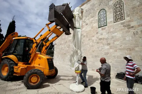 Palestinian workers set up sunshades at the al-Aqsa mosque compound in preparation for receive the summer season and holy month of Ramadan, in Jerusalem's old city on May 19, 2014. Photo by Saeed Qaq