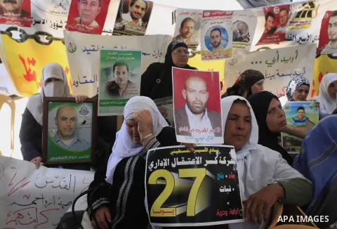 Palestinians take part a protest to solidarity with Palestinian prisoners on hunger strike in Israeli jails in the West Bank city of Ramallah on May 20, 2014. Israel had refused to release as promised a last group of Pal...