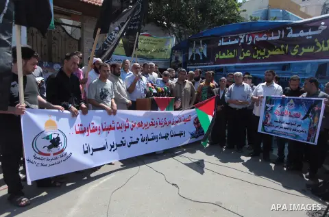Palestinians take part a protest to solidarity with Palestinian prisoners held in Israeli jails, in front of Red Cross office in Gaza city May 24, 2014. Some 120 Palestinians jailed without trial in Israel have been on a...