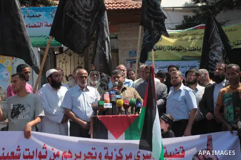 Palestinians take part a protest to solidarity with Palestinian prisoners held in Israeli jails, in front of Red Cross office in Gaza city May 24, 2014. Some 120 Palestinians jailed without trial in Israel have been on a...