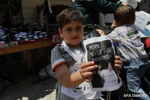 Palestinians take part a protest to solidarity with Palestinian prisoners held in Israeli jails, in the West Bank city of Tulkarem on May 24, 2014. Some 120 Palestinians jailed without trial in Israel have been on an ope...