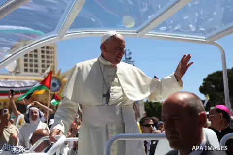Pope Francis waves to the crowd as he arrives to give Mass at Manger Square, outside the Church of Nativity in the West Bank town of Bethlehem, May 25, 2014. Pope Francis on Sunday invited the Israeli and Palestinian pre...