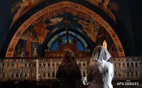 Palestinian Orthodox Christians attend Palm Sunday mass at the Saint Porfirios church in Gaza City May25, 2014. Pope Francis on Sunday invited the Israeli and Palestinian presidents to come to the Vatican to pray for pea...
