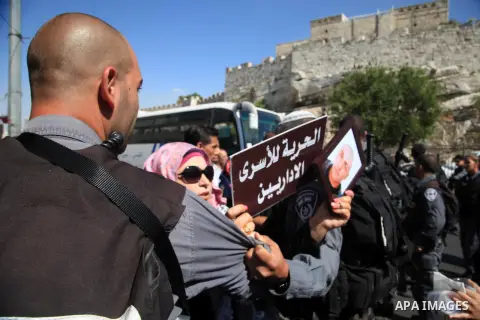Israeli policemen prevent A Palestinian woman during a rally to show solidarity with Palestinian prisoners on hunger strike held in Israeli jails, in Jerusalem's Old City on May 25, 2014. Some 120 Palestinians jailed wit...