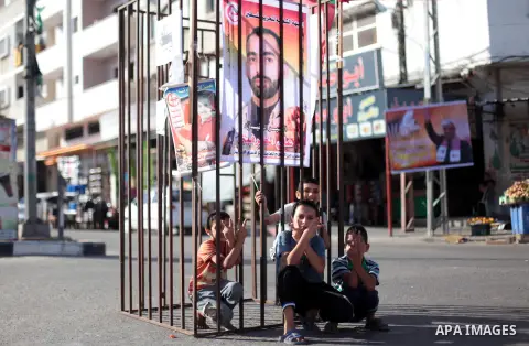 Palestinian supporters of Popular Front for the Liberation of Palestine take part in a rally to show solidarity with Palestinian prisoners held in Israeli jails, in Gaza city May 26, 2014. Some 120 Palestinians jailed wi...