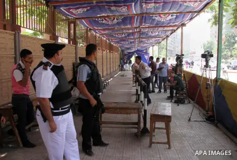 Egyptian soldiers stand guard outside a polling station in Cairo, Egypt, 28 May 2014. Polling stations opened on 28 May for the final day of the voting after election commission's decision to extend the voting for a thir...