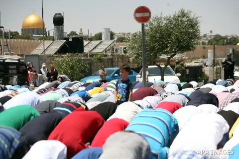 Palestinian Muslim worshipers attend the Friday prayers in the East Jerusalem neighbourhood of Ras al-Amud after being refused entry into the Al-Aqsa compound in Jerusalem, 30 May 2014. The Israeli police restricted the...