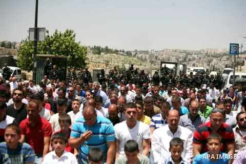 Palestinian Muslim worshipers attend the Friday prayers in the East Jerusalem neighbourhood of Ras al-Amud after being refused entry into the Al-Aqsa compound in Jerusalem, 30 May 2014. The Israeli police restricted the...