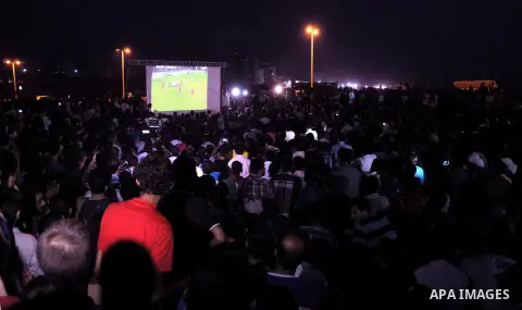 Palestinians watch the match between their national team and the Philippine team during the final of the AFC Challenge Cup in Maldives, in Gaza City on May 30, 2014. Photo by Mohammed Talatene