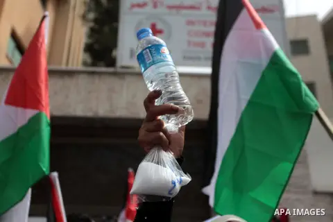 Palestinians take part a protest to solidarity with Palestinian prisoners held in Israeli jails, in Gaza city June 04, 2014. About 120 Palestinians imprisoned without trial in Israel on an open hunger strike, and only sa...