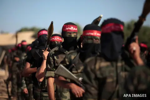 Militants from the Democratic Front for the Liberation of Palestine (DFLP) show off their skills during a graduation ceremony in Rafah in the southern Gaza Strip on June 06, 2014. Photo by Ashraf Amra