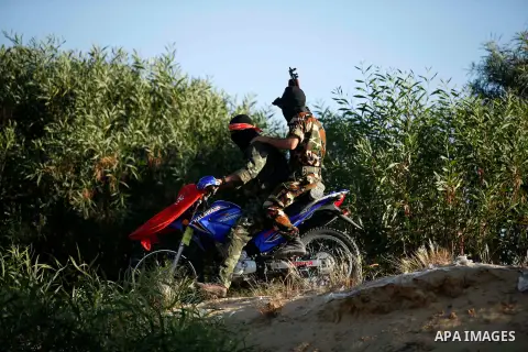 Militants from the Democratic Front for the Liberation of Palestine (DFLP) show off their skills during a graduation ceremony in Rafah in the southern Gaza Strip on June 06, 2014. Photo by Ashraf Amra