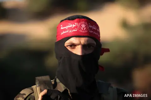 Militants from the Democratic Front for the Liberation of Palestine (DFLP) show off their skills during a graduation ceremony in Rafah in the southern Gaza Strip on June 06, 2014. Photo by Ashraf Amra