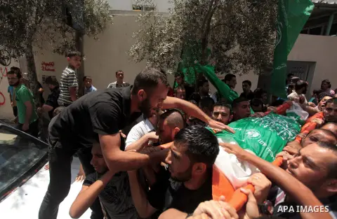 Palestinians carry body the of Mohammed Arour, 30 during his funeral in Beit Lahiya town in the northern Gaza Strip, June 12, 2014. Militants in the Gaza Strip fired a rocket into Israel on Wednesday for the first time s...