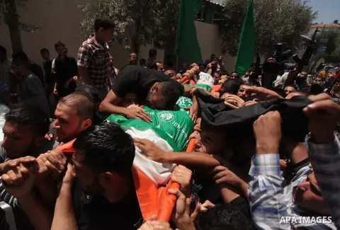 Palestinians carry body the of Mohammed Arour, 30 during his funeral in Beit Lahiya town in the northern Gaza Strip, June 12, 2014. Militants in the Gaza Strip fired a rocket into Israel on Wednesday for the first time s...