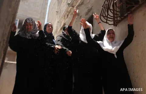 Relatives of Palestinian member of Hamas' armed wing Ibraheem al-Arqan mourn during his funeral in Gaza City June 21, 2014. Hamas' armed wing in Gaza said at least six members of its group, one of them al-Arqan, were kil...