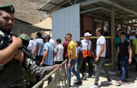 Israeli policemen stand guard as Palestinian muslims arrive at Ibrahimi mosque "Sanctuary of Abraham", to the traditional Friday prayers, the first of Islam's holy month of Ramadan, in the West Bank City of Hebron July 0...