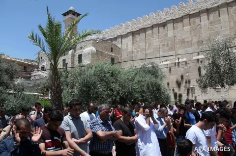 Palestinian muslims attend Friday prayers, the first of Islam's holy month of Ramadan, at Ibrahimi mosque "Sanctuary of Abraham", in the West Bank City of Hebron July 04, 2014. Photo by Mamoun Wazwaz