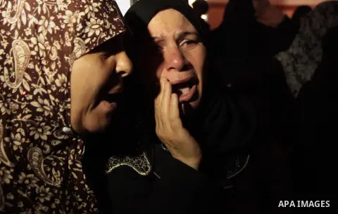 Relatives of Palestinian militant Marwan Sleem mourn during his funeral in the central Gaza Strip July 7, 2014. Israel killed two Palestinian militants, one of them Sleem, and wounded a third in one of about a dozen air...