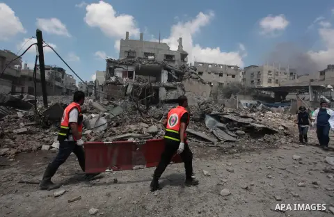 Medics evacuate an injured man from Gaza's eastern Shejaiya district on July 20, 2014. At least 40 people were killed and nearly 400 wounded in Israeli shelling of Gaza's northeastern Shejaiya district overnight, medics...