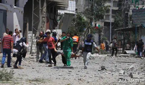 Medics evacuate an injured man from Gaza's eastern Shejaiya district on July 20, 2014. At least 40 people were killed and nearly 400 wounded in Israeli shelling of Gaza's northeastern Shejaiya district overnight, medics...