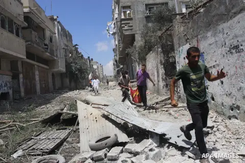Civilians flee from Gaza's eastern Shejaiya district on July 20, 2014. At least 40 people were killed and nearly 400 wounded in Israeli shelling of Gaza's northeastern Shejaiya district overnight, medics said. Photo by A...