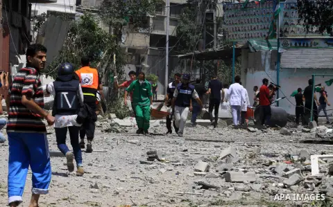 Medics evacuate an injured man from Gaza's eastern Shejaiya district on July 20, 2014. At least 40 people were killed and nearly 400 wounded in Israeli shelling of Gaza's northeastern Shejaiya district overnight, medics...