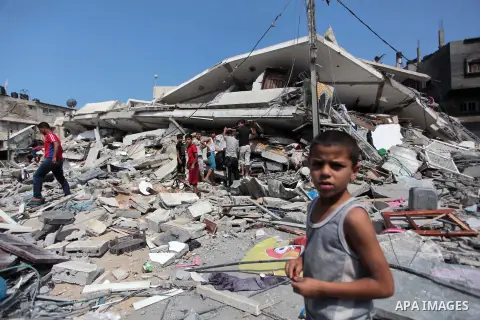Palestinians search in the rubble of a residential building, which police said was destroyed in an Israeli air strike, in Gaza City July 22, 2014. Israel kept up its assaults in the Gaza Strip on Tuesday, killing three P...