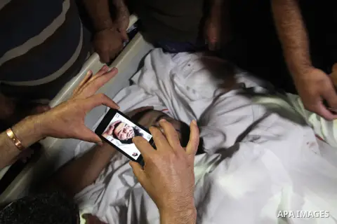 Relatives of killed Palestinian Mahmud al-Hamamra, 32, mourn over his body at a hospital in Hebron on July 22, 2014 after he was shot to death by israeli soldiers during clashes in the West Bank village of Husan, near Be...